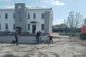 В Тамале благоустраивают территорию около железнодорожного вокзала