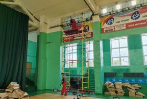 В игровом зале Дворца спорта Заречного модернизируют освещение