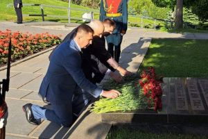 Олег Денисов возложил цветы на Мамаевом кургане