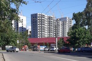 Безопасности пензенцев около парка «Комсомольский» угрожают автомобили
