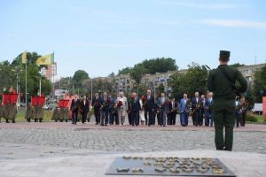 В Пензе парламентарии ПФО возложили цветы к Монументу воинской и трудовой Славы