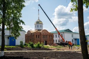 В Мокшане освятили крест и купол Александро-Невского храма
