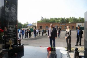Мельниченко побывал на могиле Сергея Гринина и почтил его память
