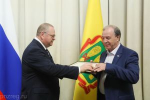 Мельниченко отметил пензенцев государственными наградами в честь Дня России