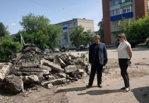 Бедикин проверил, как благоустраивают тротуар на ул. Быкова в Сердобске