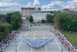 В Пензе 230 человек выстроились в огромную фигуру ласточки