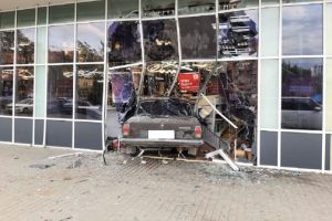 В Пензе «Волга» протаранила витрину магазина на проспекте Победы