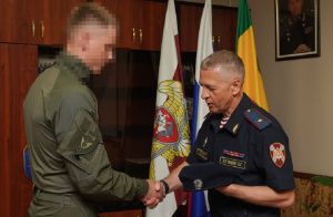 Пензенским бойцам спецназа Росгвардии вручили знаки отличия