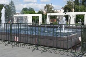 В Пензе забор вокруг фонтана демонтируют
