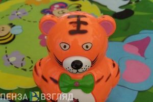 В Пензе с годовалого ребенка спасатели снимали пластмассовую игрушку