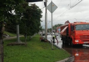 В Пензе коммунальщики в дождь очищают ливневые канализации