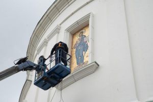 Установка мозаичных икон на стенах Спасского собора в Пензе завершена