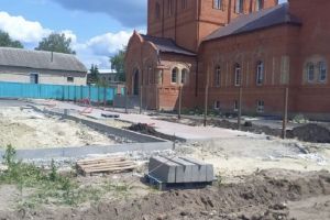 В Шемышейке благоустраивают площадь у здания храма