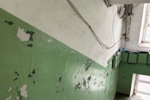 «Мужа ударило током»: пензячка рассказала о проблемах подъезда на улице Аустрина