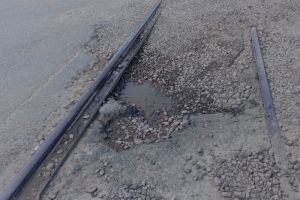 Заглубляющийся железнодорожный переезд в Пензе мешает проезду автомобилей