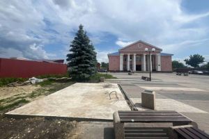 В Бессоновке благоустраивают территорию возле Дома культуры