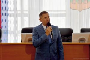 Глава Пензы Олег Денисов передал детям-сиротам ключи от новых квартир