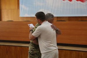 Павел Мигин вручил бойцу медаль участника СВО