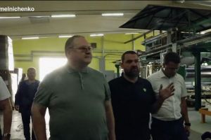 Мельниченко осмотрел производство картона и КФХ в Городищенском районе