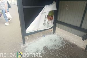 Вандалы испортили остановку в центре Пензы