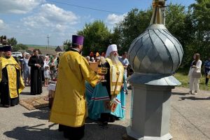 Митрополит Серафим освятил крест и купол молитвенного дома в Мокшанском районе