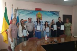 Глава Пензенского района вручил ключи от квартир детям-сиротам