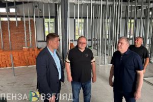 Олег Мельниченко осмотрел ход строительства семейного МФЦ в Земетчинском районе