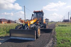 В пензенской Заре отсыпают дороги асфальтобетонной крошкой