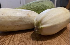 Пышный кабачковый пирог прямо на сковороде: дополняю сыром и чесноком - готовлю, пока сезон не закончился