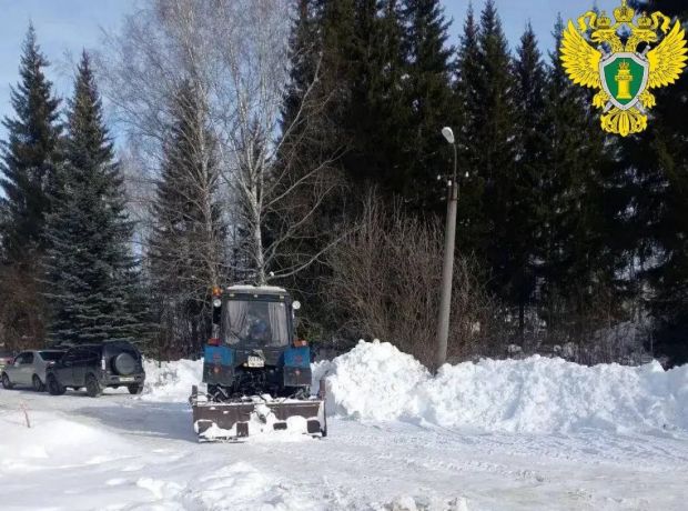 В Сосновоборске начали активно чистить снег после инцидента с автобусом с детьми