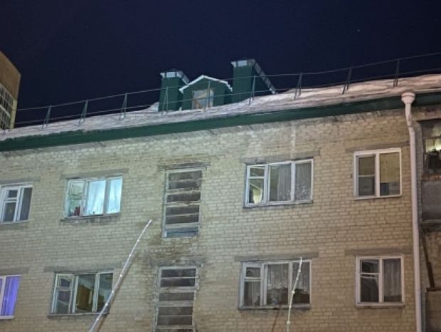 В Пензе на ул. Фрунзе на 74-летнего мужчину упала наледь с крыши
