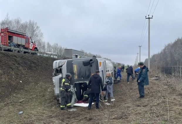 Водитель ехавшего в Пензу автобуса погиб в аварии, дети-пассажиры пострадали