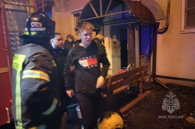 При пожаре на улице Островского в Пензе погиб один человек и спасены десять