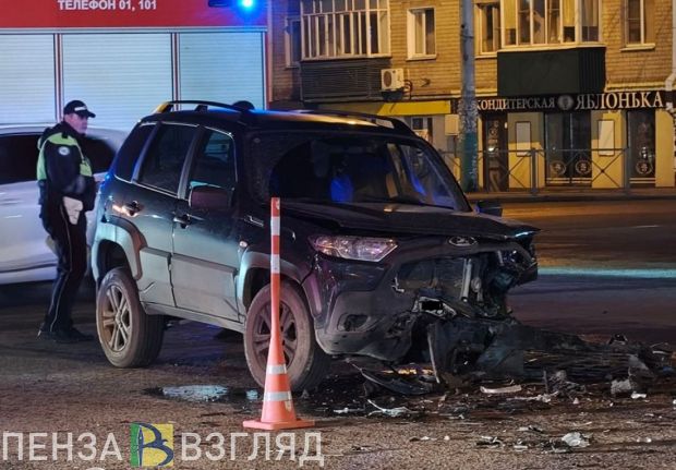 На перекрестке Суворова и Кулакова в Пензе искорежило две легковушки