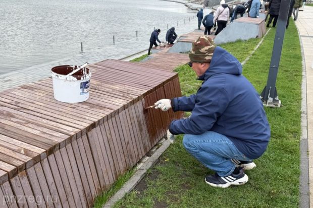 Сотрудники правительства Пензенской области покрасили лежаки на набережной Суры