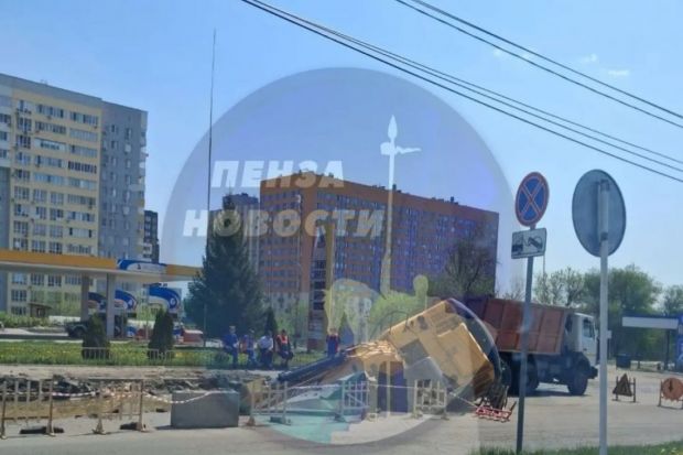 В Пензе на улице Лозицкой экскаватор провалился под землю