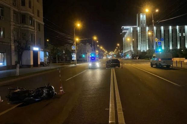 В Пензе на улице Кирова мотоциклист погиб после столкновения с ВАЗом