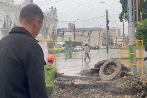 В центре Пензе на нескольких перекрестках устраняют аварии на инженерных сетях