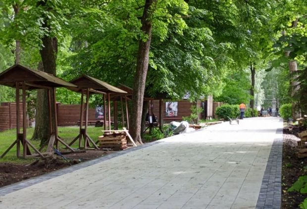 В парке Белинского в Пензе замостили две аллеи