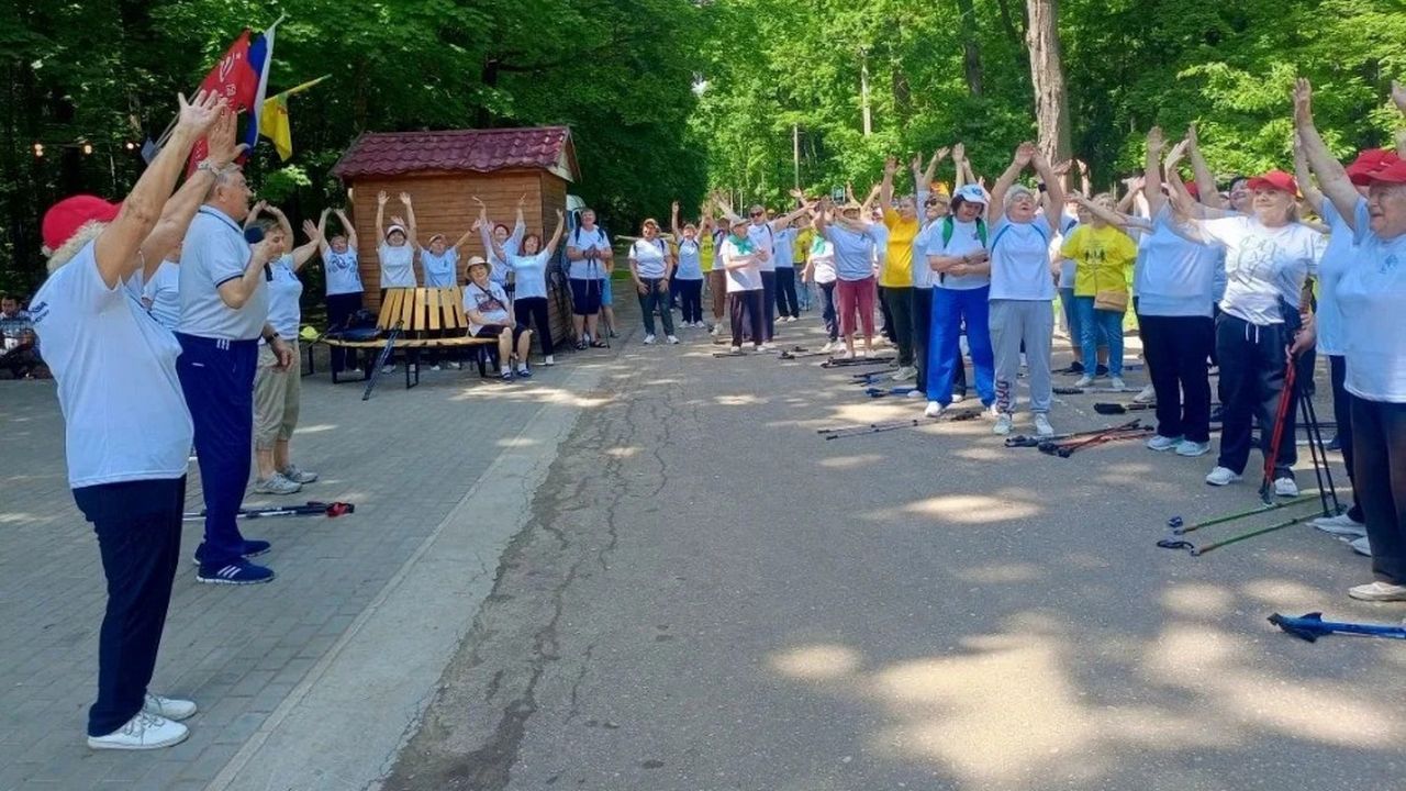 Более 120 пензенцев приняли участие в фестивале скандинавской ходьбы