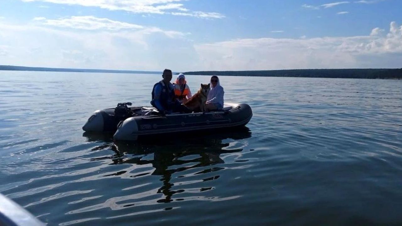 Спасатели помогли семье добраться до берега в акватории Сурского водохранилища