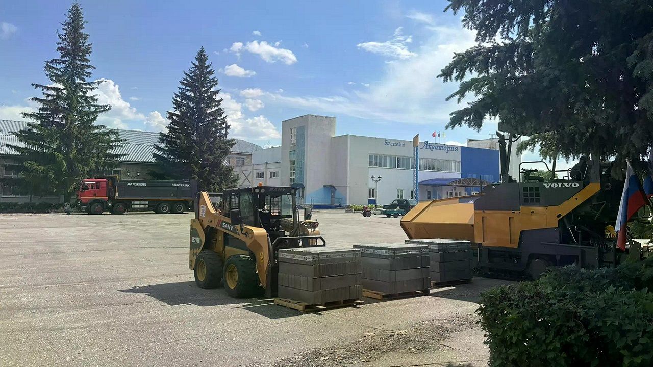 В Лопатино рабочие обновляют территорию возле бассейна «Акватория»