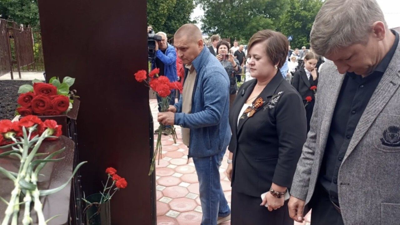 В Кузнецке состоялась церемония открытия памятника землякам-защитникам Донбасса