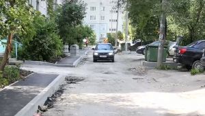 Олег Мельниченко проверил благоустройство двора на улице Онежской в Пензе