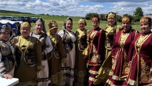 Хоровод дружбы: 300 рук, четыре сердца, один круг
