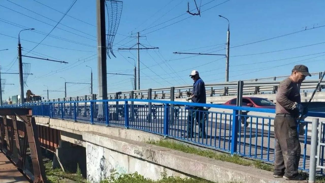 Ограждения Бауманского путепровода и Терновского моста в Пензе красят в синий