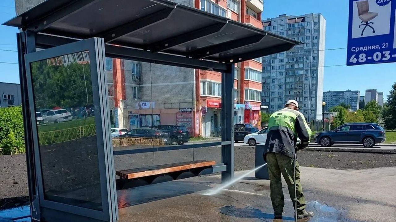 В Пензе удалили несанкционированные надписи с остановок