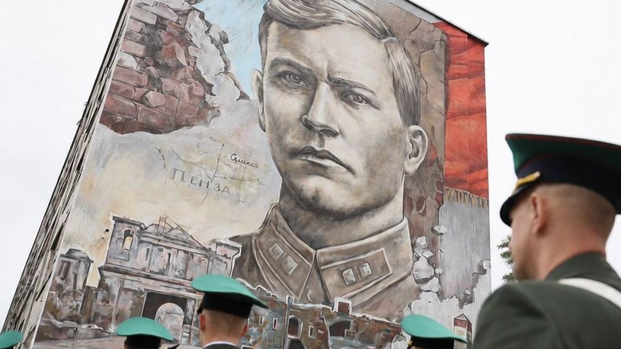 В Бресте открыли мурал в честь пензенского героя Андрея Кижеватова