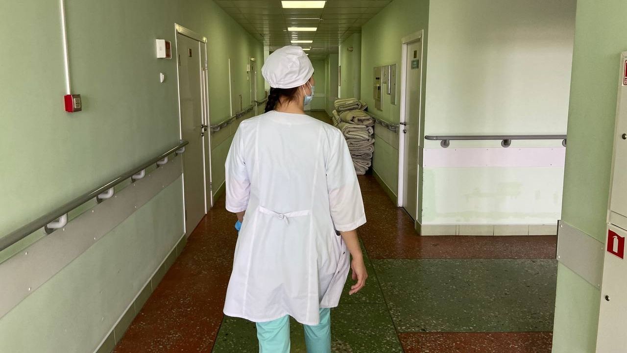 В Беково водитель ВАЗ врезался в дерево и оказался в больнице
