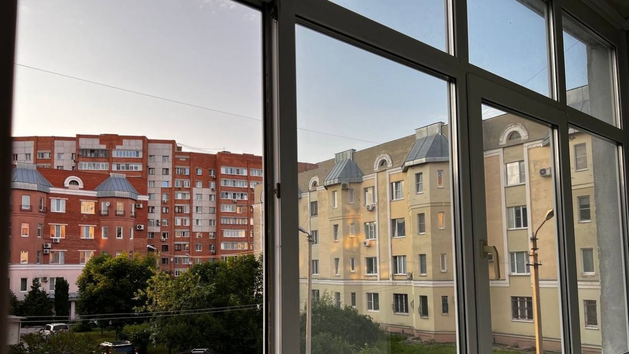 В Пензе в проеме открытого окна на ул. Суворова заметили маленького ребенка